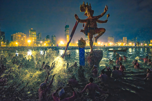 صورة بعنوان "الإله غونباتي"، للمصور أنكور تامبدي من الهند، الفائز في فئة "السفر" في جوائز مسابقة سوني العالمية للتصوير لعام 2023".يقول المصور: غمر اللورد غانيشا في اليوم الأخير من 10 أيام من مهرجان جانباتي في مومباي.  - سبوتنيك عربي