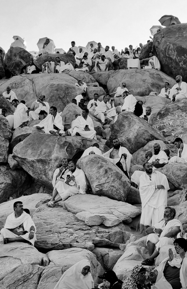 صورة بعنوان "إنه عام الحج للإنسان"، للمصور محمد علي هريسي من لبنان، الفائز في فئة "أسلوب حياة" في المسابقة المفتوحة في جوائز مسابقة سوني العالمية للتصوير لعام 2023".يقول المصور: الحجاج - ومعظمهم من الذكور - على جبل الرحمة، في ذروة أكبر حج منذ جائحة "كوفيد -19". - سبوتنيك عربي