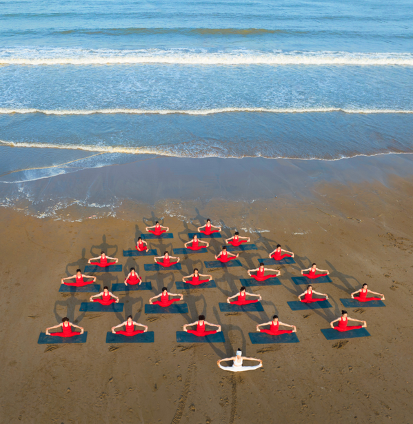 صورة بعنوان "اليوغا على شاطئ البحر"، للمصور زوجيان وانغ من الصين، الفائز في فئة "أسلوب حياة" في المسابقة المفتوحة في جوائز مسابقة سوني العالمية للتصوير لعام 2023".يقو المصور: التقطت الصورة في 22 سبتمبر/ أيلول 2022 في كانغنان بمقاطعة تشجيانغ. - سبوتنيك عربي