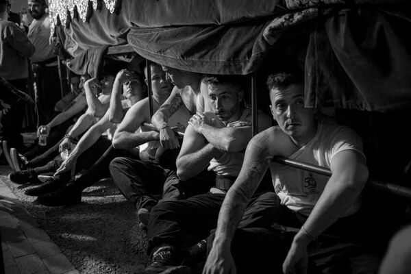 صورة بعنوان "عام مزهق"، للمصور أندرياس ميكوناوتشكي من ألمانيا، الفائز في فئة "تصوير الشارع" في المسابقة المفتوحة في جوائز مسابقة سوني العالمية للتصوير لعام 2023".يقول المصور: في الأندلس، إسبانيا، تعتبر مواكب عيد الفصح التقليدية حدثًا رائعًا يجب مشاهدته. تعد الأخوة المختلفة (Hermandades) مع إخوتهم الذين يرتدون الزي الرسمي يسمى "كوفراديس" (cofrades) مشهدًا يوميًا خلال الأسبوع المقدس، سيمانا سانتا. العناصر المركزية للمواكب هي الإطارات الخشبية الثقيلة التي تظهر مشاهد توراتية مع تمثال واحد أو أكثر. يتم حملها في الشوارع بواسطة ناقلات تسمى "باسوس" والمتطوعين تحتها - عادة ما يرى من المرء أقدامهم فقط، ولكن في بعض الأحيان خلال فترات الراحة النادرة، يتولد انطباع عن العمل الشاق الذي يقومون به. - سبوتنيك عربي