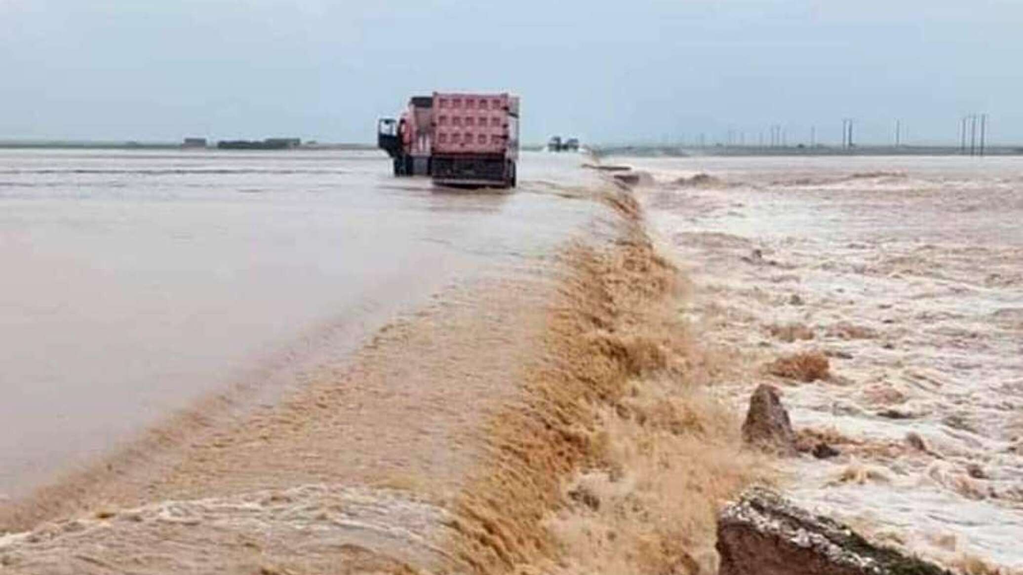 سيول مدمرة تجرف قرية هندية وتبتلع المباني.. فيديو