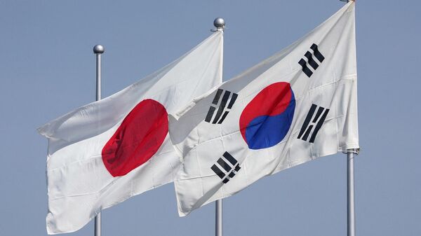 أعلام كوريا الجنوبية واليابان - سبوتنيك عربي