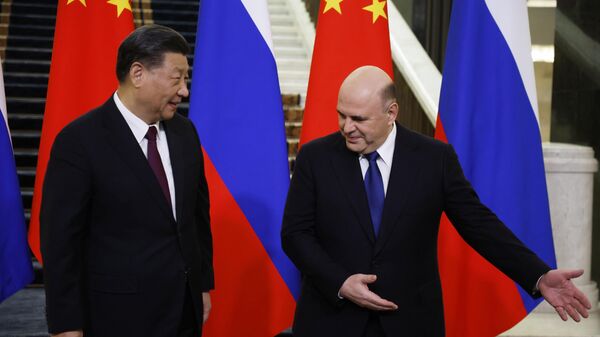 الرئيس الصيني شي جين بينغ  ورئيس الوزراء الروسي ميخائيل ميشوستين في مقر الحكومة الروسية في العاصمة موسكو  - سبوتنيك عربي