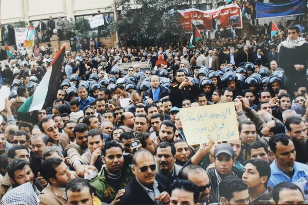 مظاهرات ترفض غزو أمريكا للعراق في العاصمة المصرية القاهرة، عام 2003 مظاهرات ترفض غزو أمريكا للعراق في العاصمة المصرية القاهرة، عام 2003 - سبوتنيك عربي