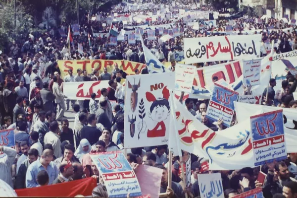 مظاهرات ترفض غزو أمريكا للعراق في العاصمة المصرية القاهرة، عام 2003 مظاهرات ترفض غزو أمريكا للعراق في العاصمة المصرية القاهرة، عام 2003 - سبوتنيك عربي