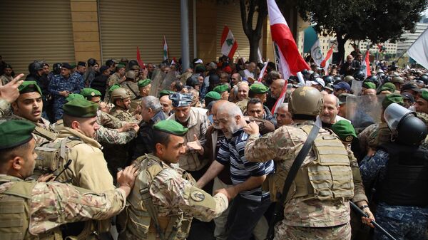 لبنان...العسكريون المتقاعدون إلى الشارع مواجهات ومسيل للدموع - سبوتنيك عربي