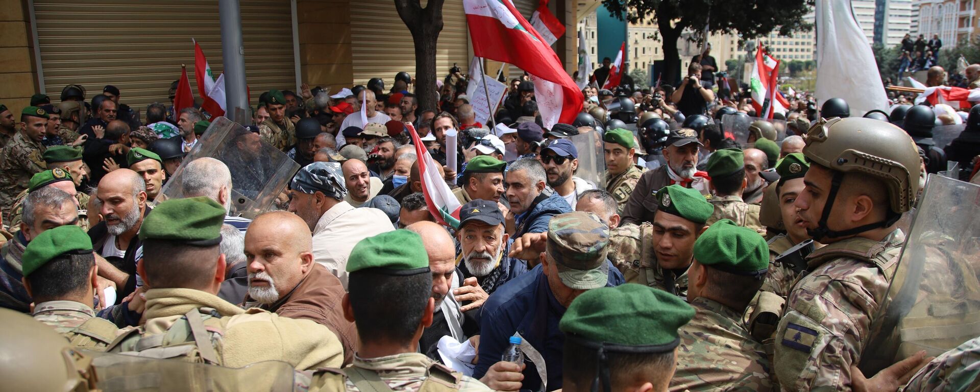 لبنان...العسكريون المتقاعدون إلى الشارع مواجهات ومسيل للدموع - سبوتنيك عربي, 1920, 22.03.2023