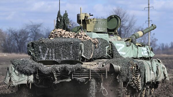 الدبابة تي - 90 خلال تنفيذ العمليات في منطقة العملية العسكرية الروسية الخاصة - سبوتنيك عربي