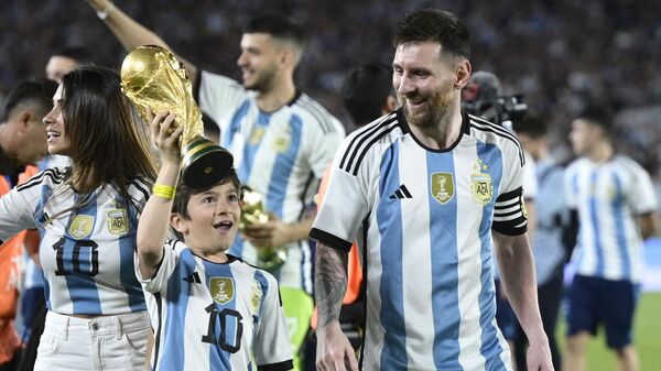 ميسي مع ابنه تياغو أثناء الاحتفال بفوز الأرجنتين بكأس العالم 2022 - سبوتنيك عربي