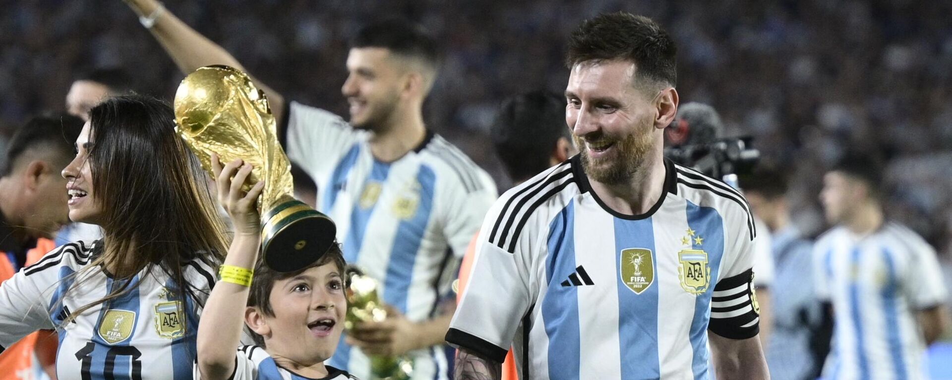 ميسي مع ابنه تياغو أثناء الاحتفال بفوز الأرجنتين بكأس العالم 2022 - سبوتنيك عربي, 1920, 28.03.2023