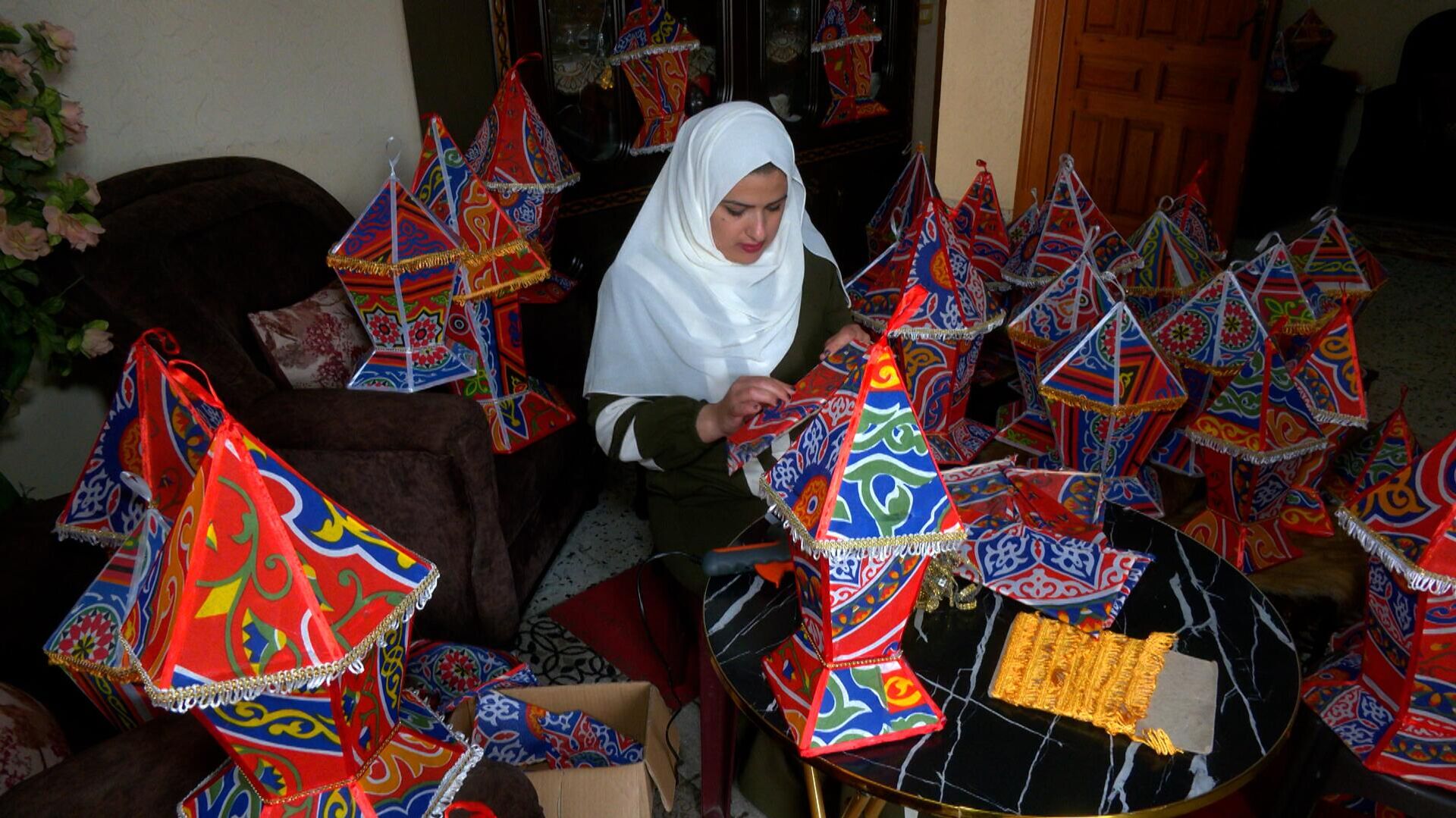 فلسطينية تبدع في صناعة فانوس رمضان لتحسين حالة اسرتها المادية - سبوتنيك عربي, 1920, 25.03.2023
