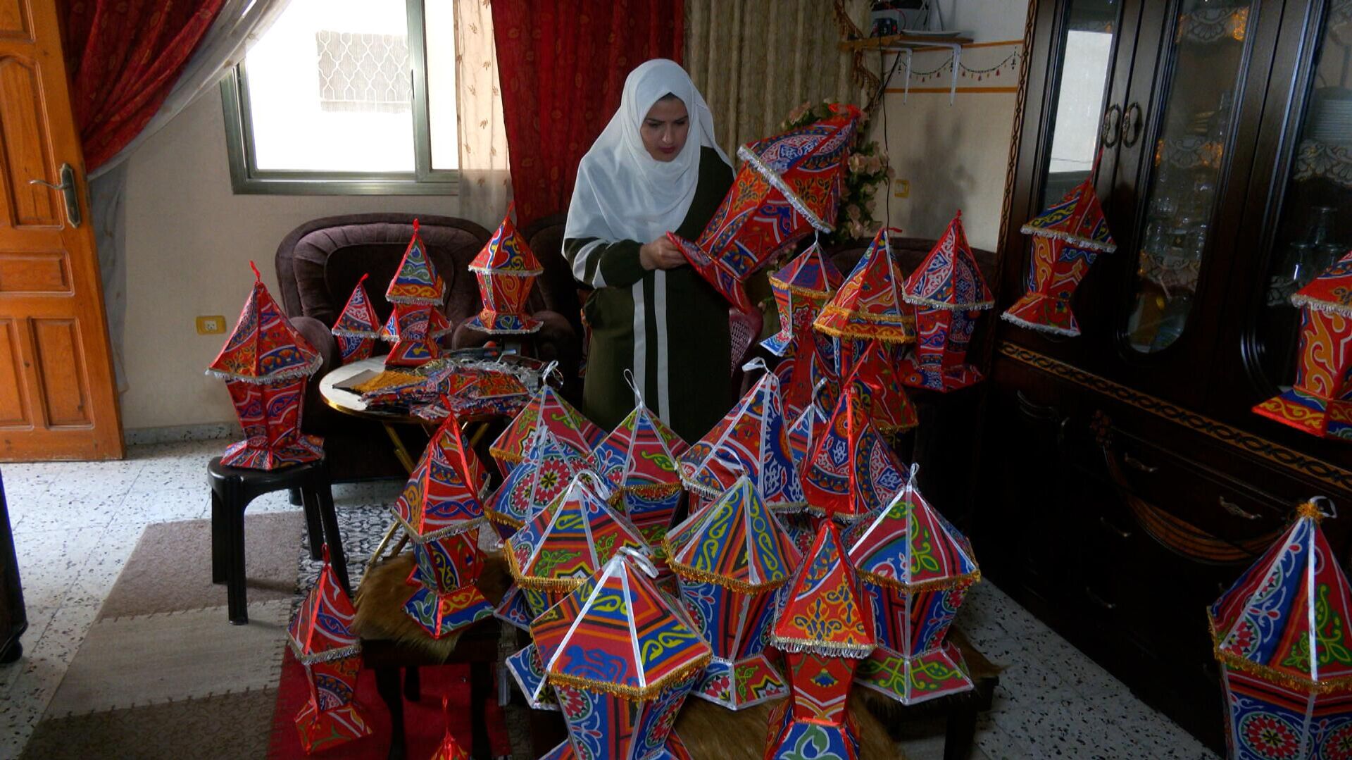 فلسطينية تبدع في صناعة فانوس رمضان لتحسين حالة اسرتها المادية - سبوتنيك عربي, 1920, 25.03.2023