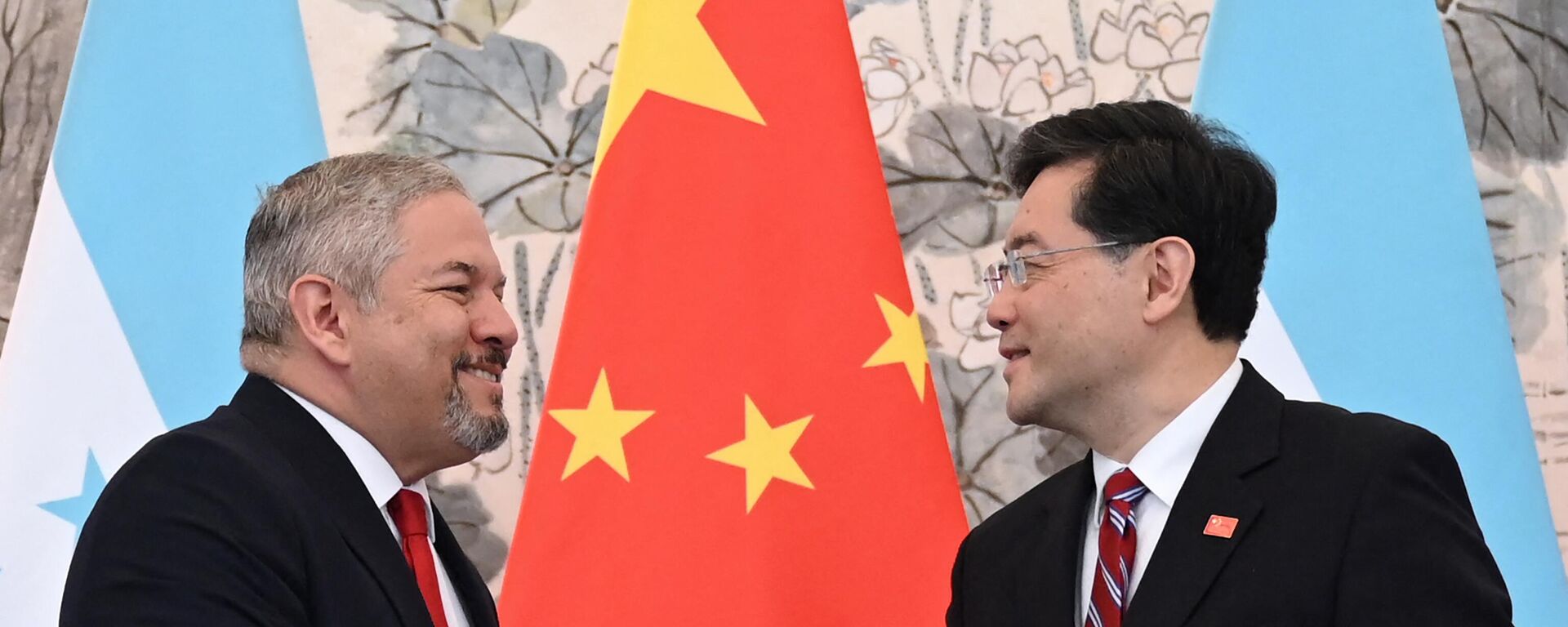 وزير خارجية هندوراس، إدواردو إنريكي رينا، يصافح نظيره الصيني، تشين جانغ، بعد إقامة العلاقات الدبلوماسية بين البلدين، 26 مارس/ آذار 2023 - سبوتنيك عربي, 1920, 11.06.2023