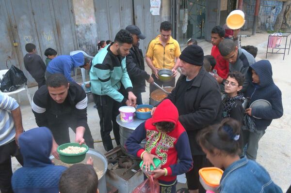 تكية المخيم المتنقلة... مبادرة خيرية لإطعام فقراء غزة خلال شهر رمضان  - سبوتنيك عربي