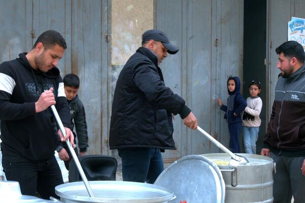تكية المخيم المتنقلة... مبادرة خيرية لإطعام فقراء غزة خلال شهر رمضان  - سبوتنيك عربي