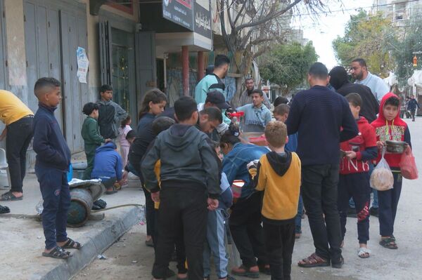 تكية المخيم المتنقلة... مبادرة خيرية لإطعام فقراء غزة خلال شهر رمضان  - سبوتنيك عربي