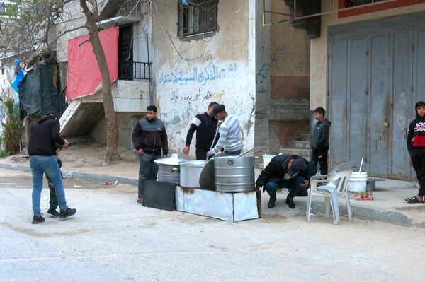 تكية المخيم المتنقلة... مبادرة خيرية لإطعام فقراء غزة خلال شهر رمضان  - سبوتنيك عربي