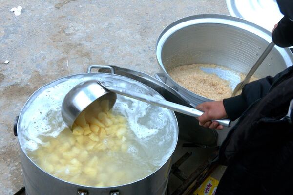 تكية المخيم المتنقلة... مبادرة خيرية لإطعام فقراء غزة خلال شهر رمضان  - سبوتنيك عربي