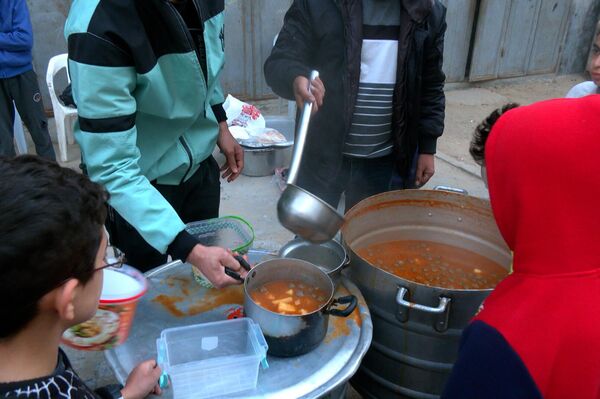 تكية المخيم المتنقلة... مبادرة خيرية لإطعام فقراء غزة خلال شهر رمضان  - سبوتنيك عربي