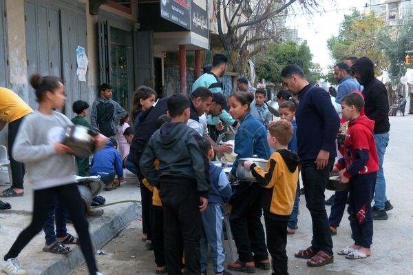 تكية المخيم المتنقلة... مبادرة خيرية لإطعام فقراء غزة خلال شهر رمضان  - سبوتنيك عربي