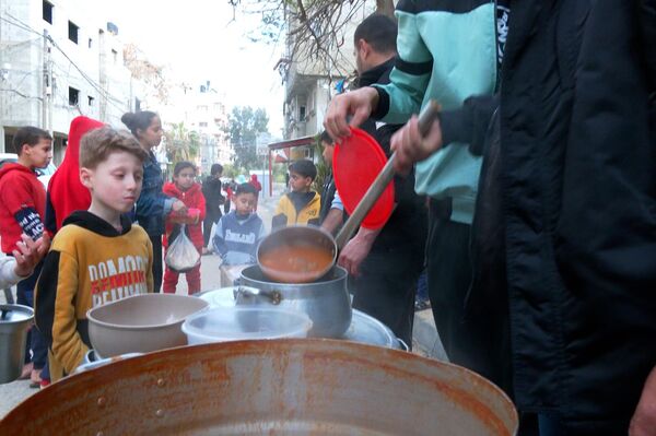 تكية المخيم المتنقلة... مبادرة خيرية لإطعام فقراء غزة خلال شهر رمضان  - سبوتنيك عربي