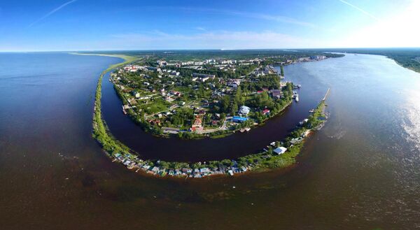مدينة شليسلبرغ الروسية: "جوزة" شديدة الصلابة على الأعداء.تقع شليسلبرغ، أو"كي سيتي" بالألمانية، على ضفاف بحيرة لادوغا. هذه مدينة صغيرة ولكنها مشهورة في مقطاعة لينينغراد. يأتي معظم السياح إلى هنا من أجل قلعة أوريشيك، "الباستيل الروسي"، والتي يبلغ عمرها 700 عامًا هذا العام. - سبوتنيك عربي