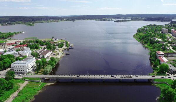 مدينة سورتافالا لؤلؤة جمهورية كاريليا الروسية، والمطلة على الشاطئ الشمالي لبحيرة لادوغا الشهيرة.تقع المدينة على بعد ثلاث ساعات بالسيارة من عاصمة  جمهورية كاريليا - بيتروزوفودسك.يرتبط الاسم غير المعتاد بتاريخها الغني: في البداية كانت سورتافالا تنتمي إلى السويد، ثم إلى فنلندا، وفقط في القرن العشرين أصبحت أخيرًا جزءًا من روسيا الاتحادية.  - سبوتنيك عربي