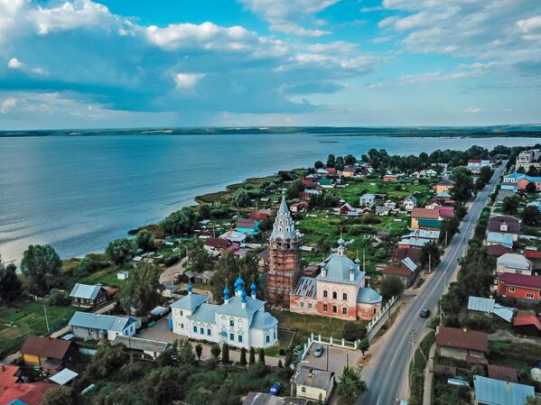 مدينة غاليتش تعتبر بمثابة بطاقة بريدية لجمال روسيا القديمةبحيرة غاليتش هي الأكبر في منطقة كوستروما. منذ أكثر من مائة ألف عام، أثناء ذوبان المياه الجليدية، تم تشكيل حوض البحيرة، نمت على شاطئه مدينة روسية قديمة في القرن الثاني عشر. الآن حول - محمية طبيعية "غاليتش". تقع مدينة غاليش على طول الساحل الجنوبي للبحيرة، وهي إحدى أقدم المدن في روسيا الاتحادية.   - سبوتنيك عربي