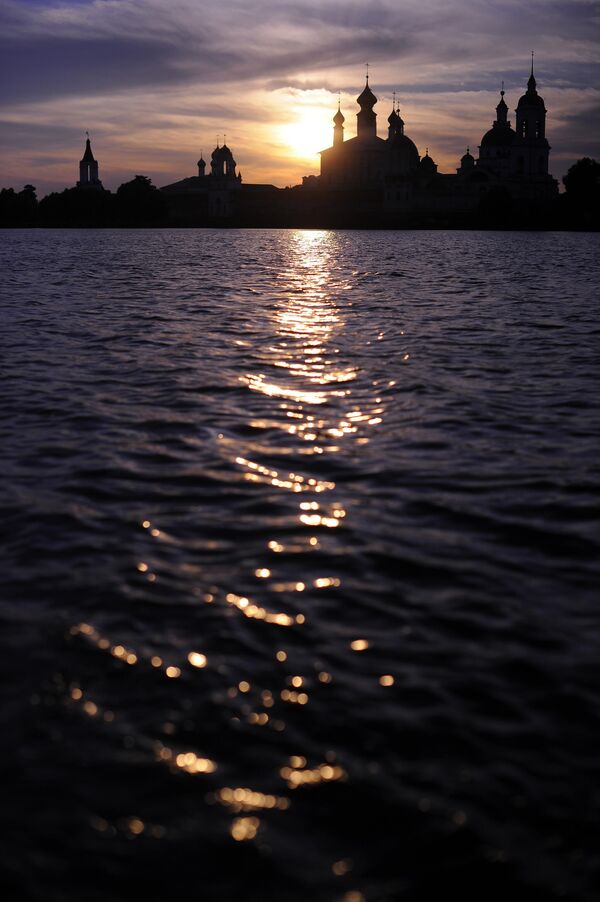 منظر يطل على دير "سباسو-ياكوفليفسكي ديميترييف" من بحيرة نيرو.تحتل روستوف مكانة مرموقة في قائمة مدن "الطوق الذهبي لروسيا" وغالبًا ما يُشار إليها على أنها مسقط رأس العمارة الروسية البدائية. أفضل مكان "لإعادة الضبط الأسطوري" هو كرملين روستوف. هنا، على أراضي محمية المتحف، توجد أكبر مجموعة من العناصر في روسيا ذات المينا - المينا المطبقة على ركيزة معدنية.  - سبوتنيك عربي