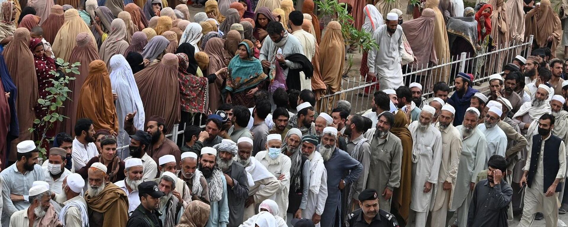 مواطنون ينتظرون في طوابير لجمع أكياس طحين مجانية في نقطة توزيع حكومية في بيشاور، باكستان، 29 مارس/ آذار 2023 - سبوتنيك عربي, 1920, 31.03.2023