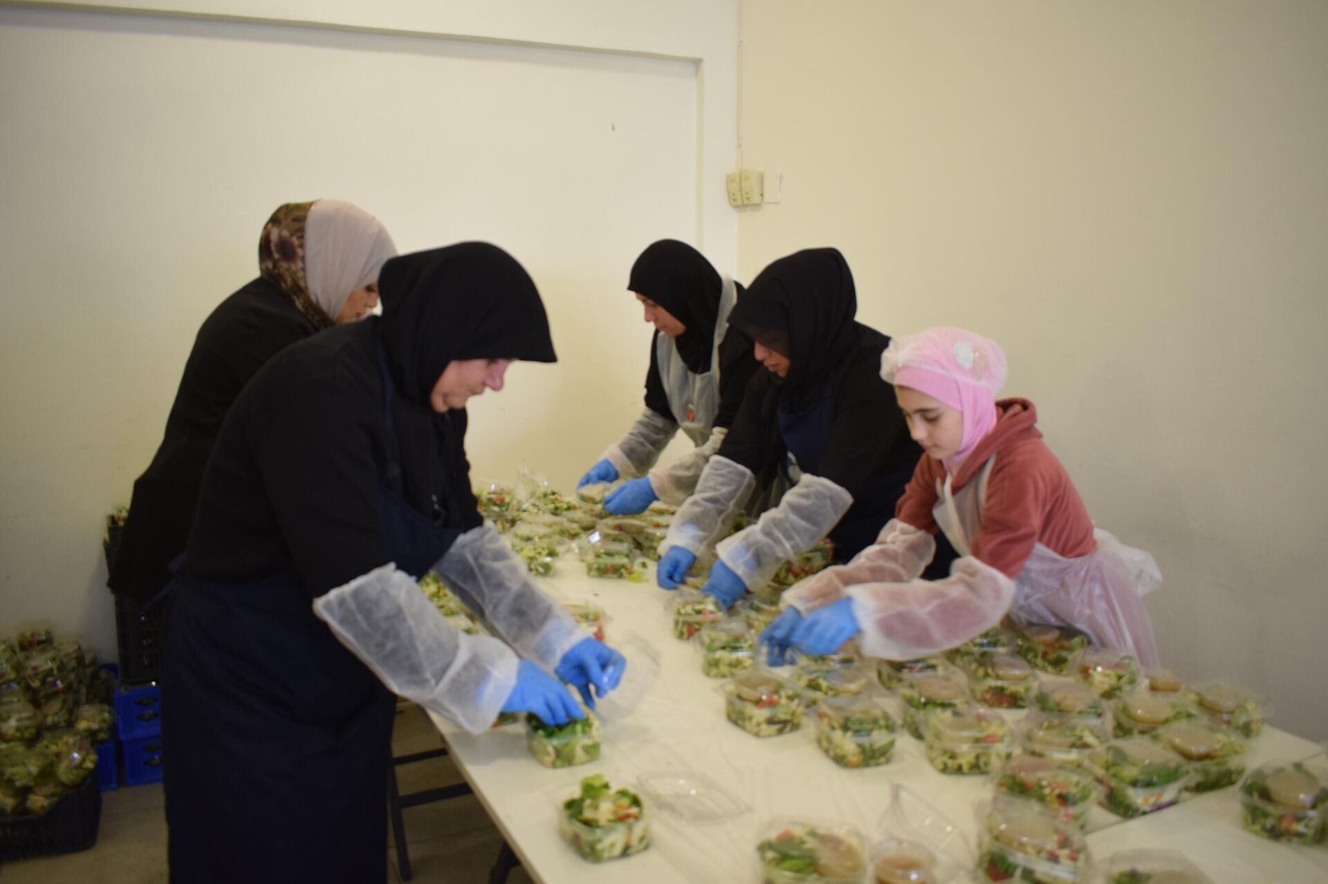 مبادرة عطاء الخير تقدم وجبات إفطار صائم في ضواحي بيروت - سبوتنيك عربي, 1920, 31.03.2023