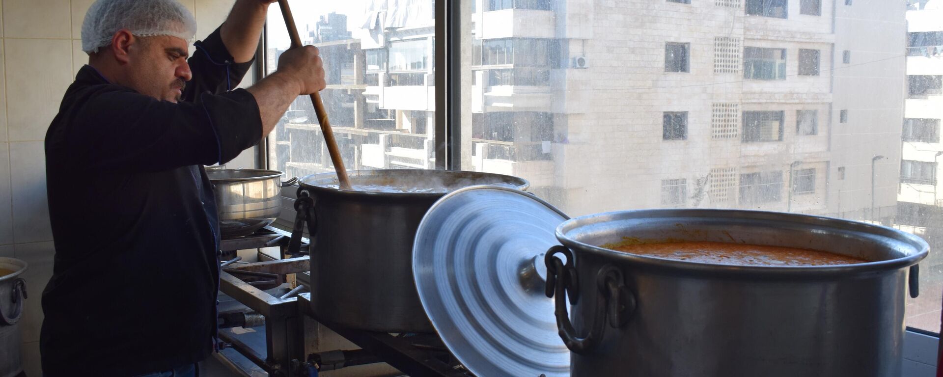 مبادرة عطاء الخير تقدم وجبات إفطار صائم في ضواحي بيروت - سبوتنيك عربي, 1920, 31.03.2023