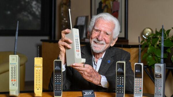 مارتن كوبر، مخترع الهاتف المحمول، بمكتبه في كاليفورنيا، 20 مارس/ آذار 2023  - سبوتنيك عربي