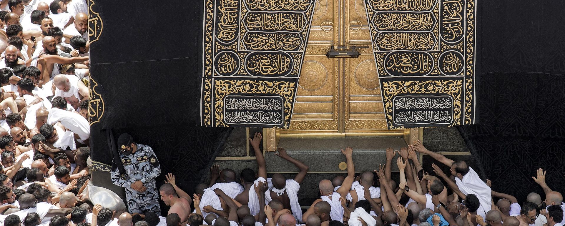 المصلون  يصلون للمس الكعبة المشرفة خلال صلاة الجمعة الثانية حول الكعبة المشرفة في المسجد الحرام في مدينة مكة المكرمة، خلال شهر رمضان المبارك، في 31 مارس 2023. - سبوتنيك عربي, 1920, 10.06.2023