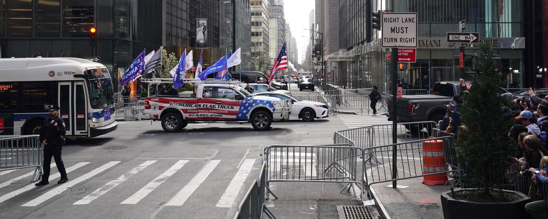 أنصار الرئيس الأمريكي السابق دونالد ترامب قبل أن يصل إلى قاعة المحكمة في محكمة مانهاتن الجنائية في نيويورك، قبل جلسة الاستماع، الولايات المتحدة في 4 أبريل 2023 - سبوتنيك عربي, 1920, 02.05.2023