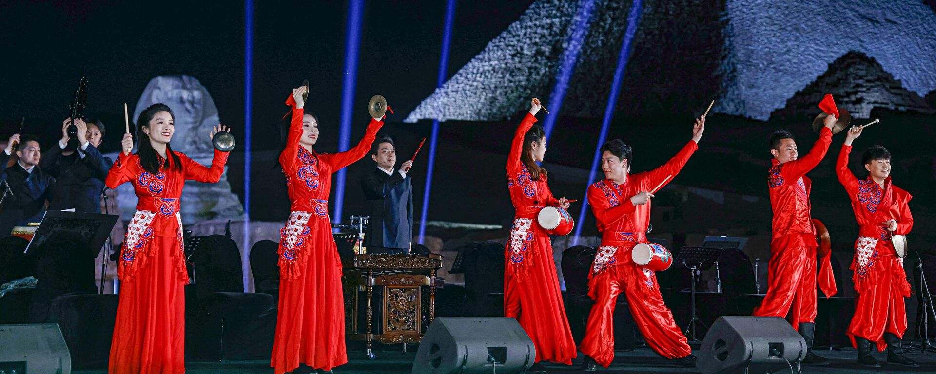 Китайский национальный традиционный оркестр выступил на фоне египетских пирамид в Гизе - سبوتنيك عربي, 1920, 05.04.2023