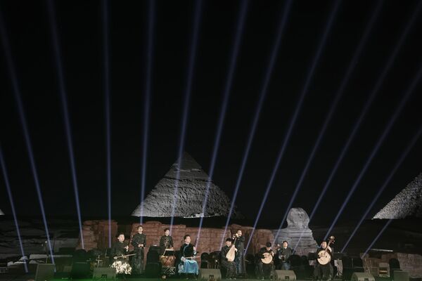 يقدم أعضاء من الأوركسترا الصينية الوطنية التقليدية عرضًا موسيقيًا خلال حفل موسيقي على هضبة أهرامات الجيزة في ضواحي القاهرة، مصر 3 أبريل 2023 - سبوتنيك عربي