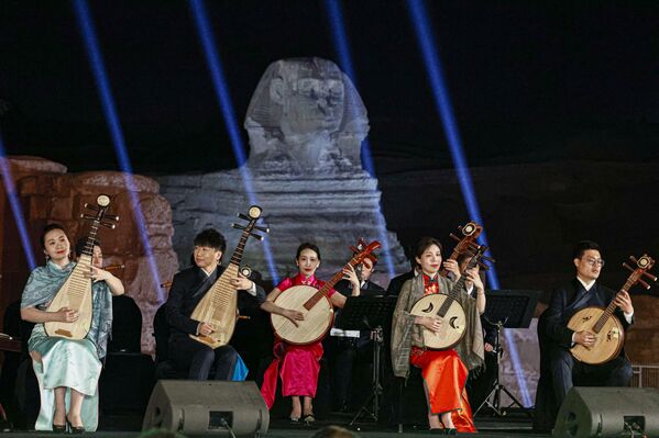 يقدم أعضاء من الأوركسترا الصينية الوطنية التقليدية عرضًا موسيقيًا خلال حفل موسيقي على هضبة أهرامات الجيزة في ضواحي القاهرة، مصر 3 أبريل 2023 - سبوتنيك عربي