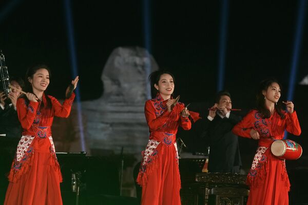 يقدم أعضاء من الأوركسترا الصينية الوطنية التقليدية عرضًا موسيقيًا خلال حفل موسيقي على هضبة أهرامات الجيزة في ضواحي القاهرة، مصر 3 أبريل 2023 - سبوتنيك عربي