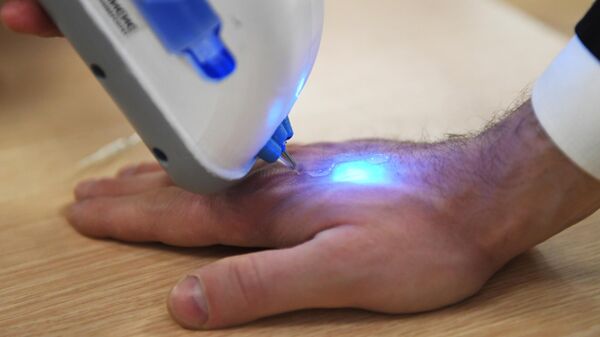 طور علماء روس من جامعة العلوم والتكنولوجيا في موسكو أول مسدس نسيج روسي يخيط الجروح بالبوليمرات الحيوية. - سبوتنيك عربي