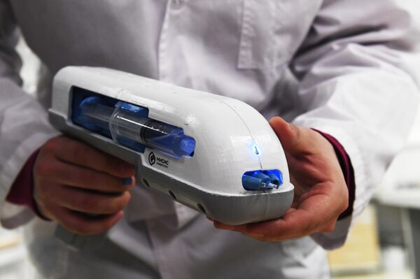 طور علماء روس من جامعة العلوم والتكنولوجيا في موسكو أول مسدس نسيج روسي يخيط الجروح بالبوليمرات الحيوية. - سبوتنيك عربي