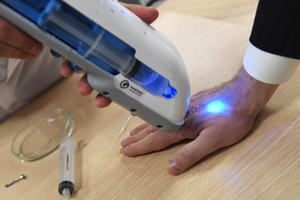 طور علماء روس من جامعة العلوم والتكنولوجيا في موسكو أول مسدس نسيج روسي يخيط الجروح بالبوليمرات الحيوية. - سبوتنيك عربي