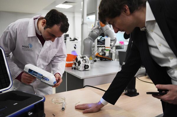 طور علماء روس من جامعة العلوم والتكنولوجيا في موسكو أول مسدس نسيج روسي يخيط الجروح بالبوليمرات الحيوية. - سبوتنيك عربي