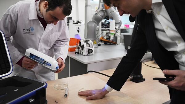 طور علماء روس من جامعة العلوم والتكنولوجيا في موسكو أول مسدس نسيج روسي يخيط الجروح بالبوليمرات الحيوية. - سبوتنيك عربي