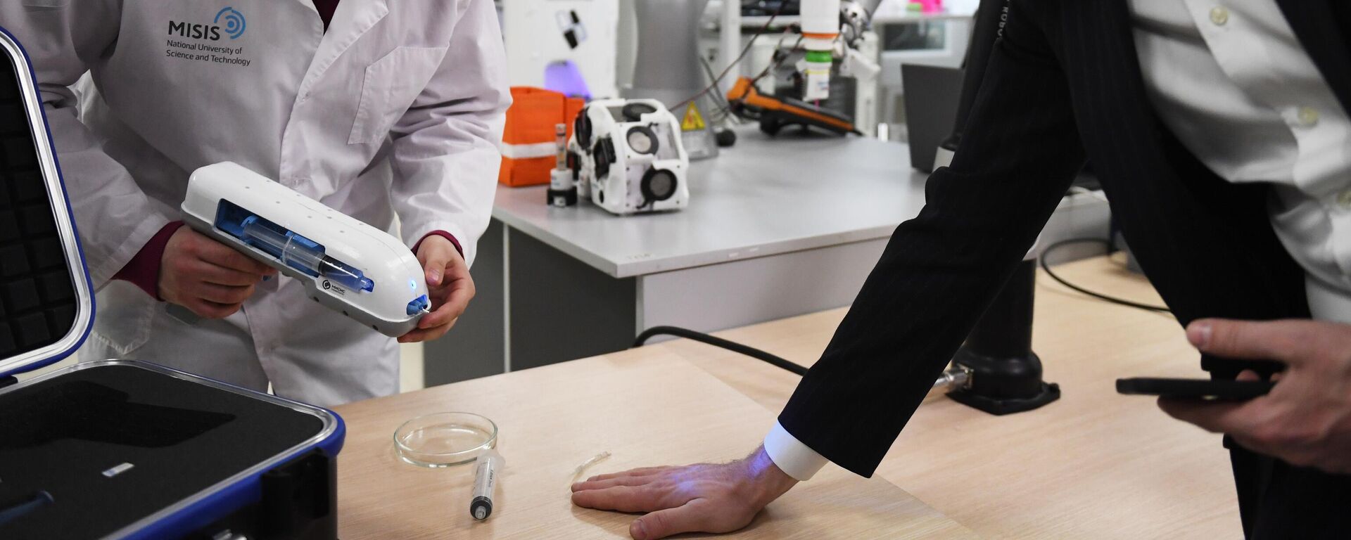 طور علماء روس من جامعة العلوم والتكنولوجيا في موسكو أول مسدس نسيج روسي يخيط الجروح بالبوليمرات الحيوية. - سبوتنيك عربي, 1920, 31.03.2026