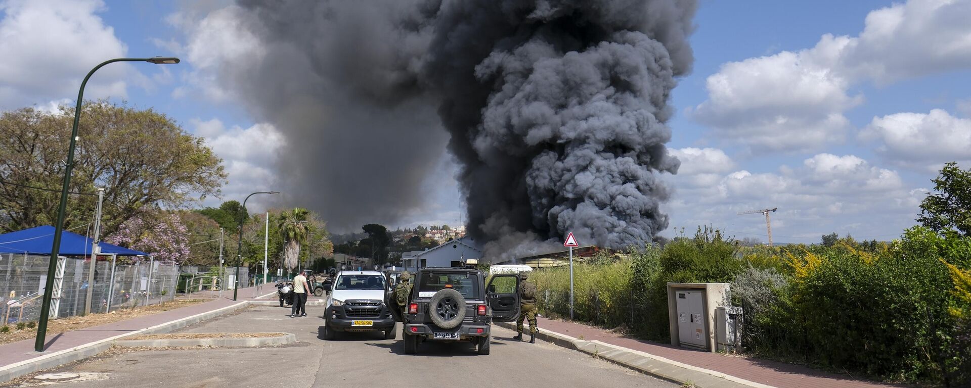 دخان يتصاعد من حريق بعد أن أصابت صواريخ من لبنان مدينة بيتزيت شمال إسرائيل ، الخميس ، 6 أبريل ، 2023. - سبوتنيك عربي, 1920, 30.04.2024