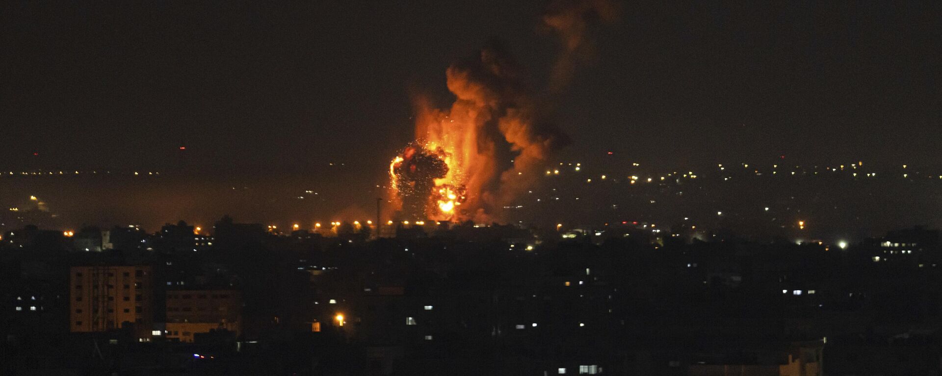 تصاعد حريق ودخان في أعقاب غارة جوية إسرائيلية وسط قطاع غزة ، الجمعة 7 أبريل / نيسان 2023. - سبوتنيك عربي, 1920, 03.05.2023