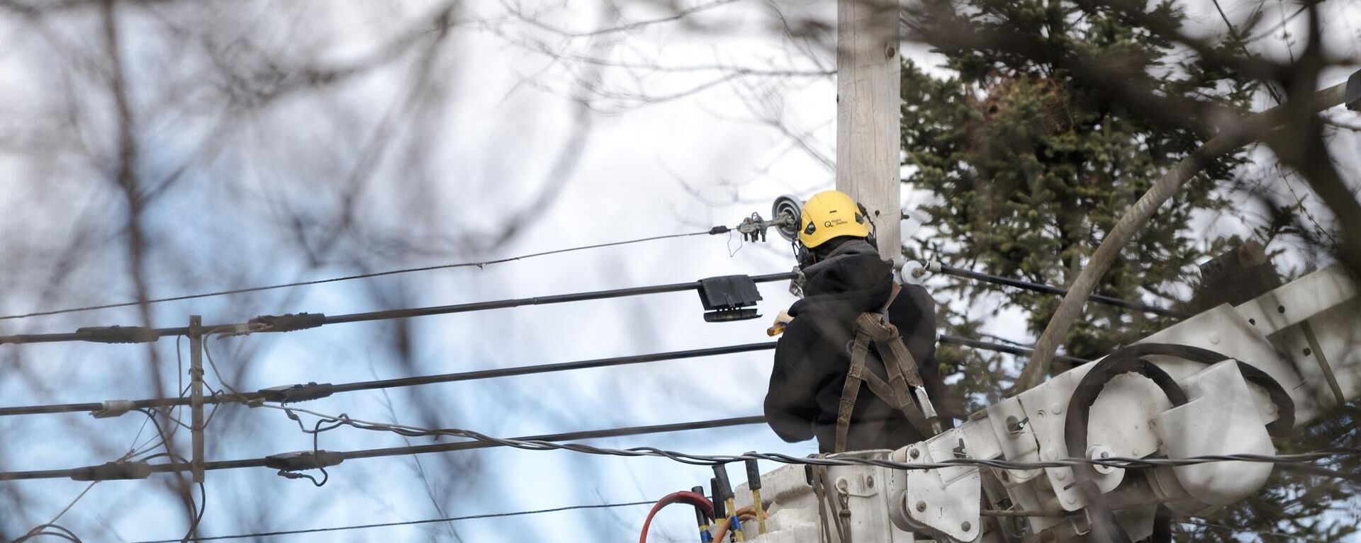 موظفو شركة هيدرو-كيبيك يعملون على إصلاح خطوط الكهرباء في 7 نيسان/ أبريل 2023 في مونتريال بكندا، بعد أن ضربت الأمطار المتجمدة أجزاء من كيبيك وأونتاريو في 5 أبريل - سبوتنيك عربي, 1920, 09.04.2023