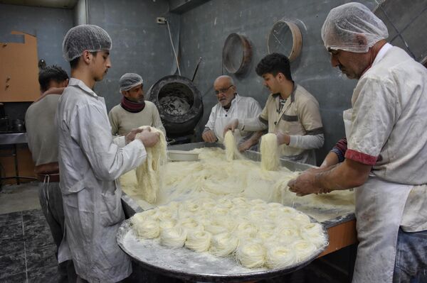 &quot;الأخوة السبعة&quot;.. أشهر صانعي طبق &quot;غزل البنات&quot; الرمضاني في حلب - سبوتنيك عربي