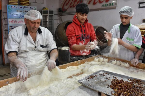 &quot;الأخوة السبعة&quot;.. أشهر صانعي طبق &quot;غزل البنات&quot; الرمضاني في حلب - سبوتنيك عربي